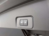 【パワーバックドア】スマートキーや運転席のボタンを押すだけでリアゲートが自動で開閉します!荷物を持っている時や、高い位置にあるバックドアを閉める際に便利な機能です。