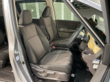 乗降がしやすい運転席。高さが調節できて小柄な方でも運転しやすいポジションをとることができます。