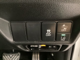 衝突の危険がある時に警告してくれる衝突軽減ブレーキ。車線を外れそうな時に警告し、ステアリング制御してくれる路外逸脱制御機能搭載!