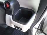 運転席と助手席の間にはドリンクホルダーがあります。取りやすい位置にありますからドライブも楽しくなりますね!