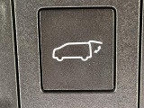 【パワーバックドア】荷物を抱えた状態でもリアゲートの開閉が可能です!お買い物時やアウトドアの際に役立ちますね。