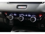 運転席と助手席の温度設定の変更が可能な左右独立タイプのデュアルエアコンです♪♪♪暑がりな人・寒がりな人も誰もが車内を快適にお過ごしいただけます♪♪♪