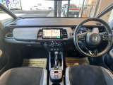 当社の中古車は、フロアマット付きで販売しておりません。予めご了承下さい。中古車という特性上匂いや見栄えなどの状態が左右される為です。純正マット、車種専用社外品マットをご購入いただけます。