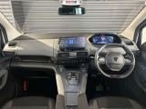スッキリとまとめられた運転席周りで、運転を楽しくさせる内装です。