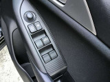 パワーウィンドウやドアミラーのスイッチ等は運転席右側へ集中してます