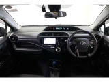 スタイルブラックの名前通りピアノブラック調パネルで上質感ある運転席廻りです。フードが低いセンターメーターで運転席からの視界は良く、操作ボタンなどは届きやすい位置に配置され利便性も良く使いやすいですよ。