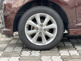 純正アルミホイール。タイヤサイズは155/65R14です。