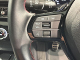 ステアリングにオーディオ操作スイッチが付いています。オーディオ画面に直接タッチしなくても操作が出来ますので、運転に集中できます。