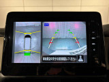 アラウンドビューモニターは真上から見下ろした様に車の周囲を表示することで、駐車時の安全性と利便性を高めます。