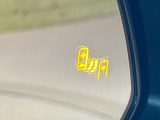 【ブラインドスポットモニター】走行中、ドアミラーの死角になりやすい箇所に後続車が接近するとサイドミラーのレンズに警告を表示!ドライバーに注意喚起をしてくれます。