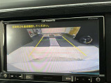 こちらのバックカメラは画面にラインが表示されておりますので、バック時のクルマの進行方向の目安になります。より高いレベルで車庫入れをサポートする、便利な機能ですね。