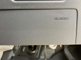 SRSニーエアバックシステム<運転席>はドライバーの脚部を受け止め、下肢の障害を軽減するとともに姿勢を維持することで、保護効果を高めます。