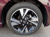 純正15インチアルミホイールに、165/55R15タイヤを装着しております。