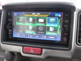 純正7インチナビは、地デジTV、AM/FM、Bluetooth Audio、SDカード(音楽F再生/動画F再生)、CD再生/録音、ハンズフリーフォン、スマホ連携、AUXなどに対応します。