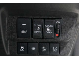 ◆◆両側電動スライドドア!!荷物で手が塞がる時など簡単にドアの開閉が出来ます!何より力いらずで開閉OK!女性やお年寄りにも優しい♪電動機能はOFFにもできますから元気なお子様の駆け出しも安心!