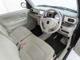 シンプルで使いやすいデザインの運転席です。
