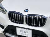 左右のキドニー・グリルの中心にはBMWのエンブレムが鎮座し、個性を放つデザイン性を兼ね備えました。
