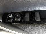 パワーウィンドウスイッチで運転席から全席の窓の開閉ができます。