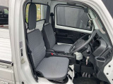 ガラスエリアが広く見晴らしのいい運転席。