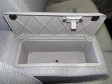小物の収納に便利なセンターコンソールボックスです。
