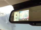 空の上から見下ろすような視点で駐車が出来る「アラウンドビューモニター」がルームミラーに表示されますので、駐車が苦手な方にも心強い味方になってくれるはずです♪