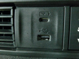 充電用USBジャックも付いています。