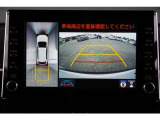 【パノラミックビューモニター】 後退時に車両の後ろ側を表示するだけでなく上から見たような映像で車庫入れなどバックする際に安心です。