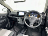 運転席まわりです。 各操作スイッチは使いやすい位置に配置されてます。