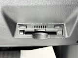 【ETC】高速道路などの料金所における自動料金支払いシステムです。車載器と料金所のアンテナとの間で無線通信を行い、料金を自動で支払うことができます。