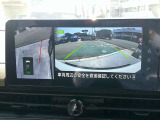 【アラウンドビューモニター】空から見下ろすような視点で、スムースな駐車と安全確認をサポートします。