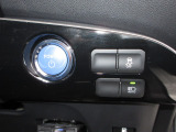 VSC(車両挙動安定化制御システム)とは、従来の車輪のロックを防ぐABS、車輪の空転を抑制するTCSに加え、クルマの横滑り、曲がるを制御し、走る・曲がる・止まるの全領域で安定性を確保するシステムです。