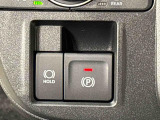 指先だけで簡単に操作が可能な電動パーキングブレーキを採用。「HOLD」スイッチを押すと、渋滞や信号待ちなどでブレーキペダルから足を離しても、ブレーキを保持するので安心です