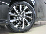 スポーティな印象を与える純正ホイールです。どこまでも走っていきたくなるようなデザインですね♪