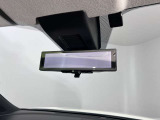 スマートルームミラーで後方の映像がルームミラーで確認できます。