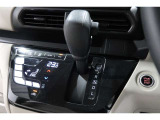 インパネシフトだから視線の移動も少なく足元もスッキリ♪運転席もゆったりしているのでゆとりを持ってドライブできますね!