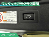 パワーバックドア付です!ボタン一つで開閉が出来てとても便利ですね。しっかりと最後まで閉まりますので、半ドアの恐れも無くなります!