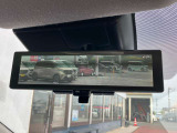 スマートルームミラーが付いております。後席に人が乗車した時や沢山の荷物を積んだ時もバックミラーの視界が遮られる事無く見えるので便利です♪