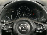 【マツダ・レーダー・クルーズ・コントロール (MRCC)】運転者がアクセルやブレーキを踏まなくても設定した速度での定速走行や先行車との車間距離を一定に保つ追従走行により、運転者の負担を軽減するシステムです。