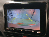 駐車が苦手な方でも安心のバックガイドモニター搭載。 後方の映像をクリアに表示し、ガイドラインで車庫入れや縦列駐車をしっかりサポート。毎日の運転がぐっとラクになります。
