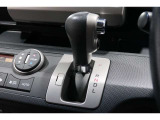 インパネシフトだから視線の移動も少なく足元もスッキリ♪運転席もゆったりしているのでゆとりを持ってドライブできますね!