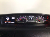 メーターの横に液晶カラーディスプレーを装備。航続可能距離等の情報やHonda SENSINGの注意・警告を表示します!