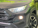 【LEDヘッドライト】悪天候や夜間走行時も良好な視界を確保し安心して運転できる高輝度LEDヘッドライトを装備!点灯速度が早く、消費電力も抑えられています。