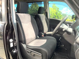 運転席まわりには十分なスペースがあり、大柄な方でもゆったり運転していただける環境です。
