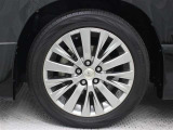 18インチアルミホイール(スーパークロムメッキ調塗装)を装着しています。タイヤサイズ235/50R18