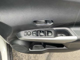 パワーウィンドウとなっています。運転席はオートになっているのでワンタッチ開閉することが出来ます。