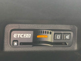 ETC車載器のお写真です。高速道路など、有料道路を通過する際には大変便利な装備ですね♪