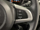 ステアリングスイッチ付きで、運転中に視線を前に向けたまま操作できます。