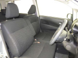 高いホールド性で運転姿勢が安定します。長距離ドライブでも疲れにくいのが魅力です。快適なドライビングライフをお送りください♪