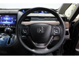 運転中もハンドルでの操作が可能です。特に高速道路等の目が離せない運転時には、便利さだけでなく、安全性も兼ね備えております。