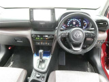 運転席からの視界はこんな感じです☆お気軽にご来店いただき、実際に座って是非お確かめください。ドライバーに寄り添う快適な操作フィールをもたらすステアリングです。